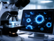 Microscopio y pantalla mostrando una visualización de exosomas en un laboratorio